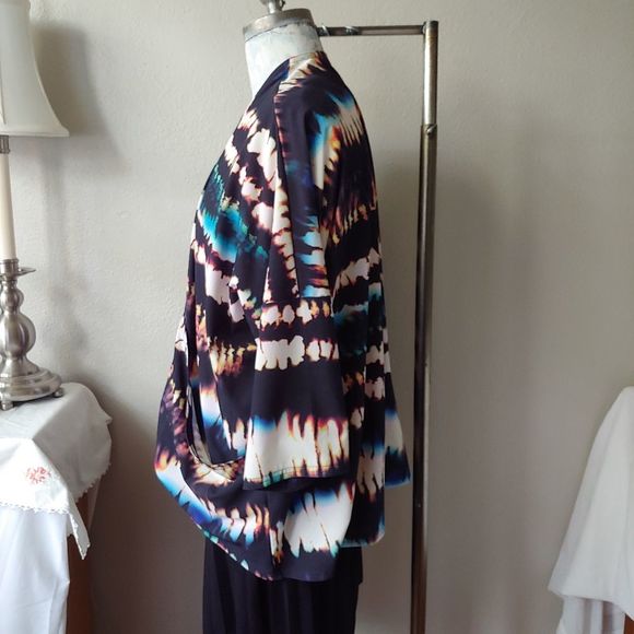 Lucy Activewear Unhindered Wrap Multi Fire Dance - Picture 4 of 15